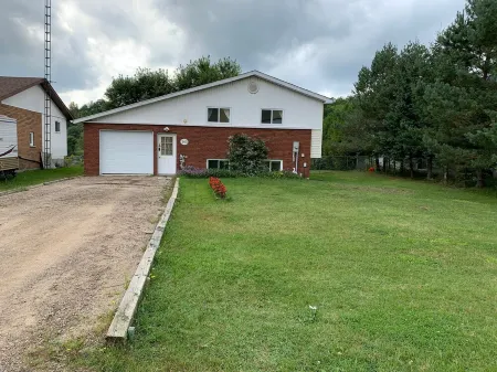 A cheerful and cozy waterfront grand mom's cottage