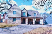 Spacious 4 bedroom home in beautiful Columbus with WiFi, crafted for family fun. 哥倫布港附近的飯店