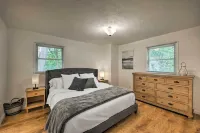 Lake Nagawicka Home - 2 Blocks to Boat Launch - Homestays