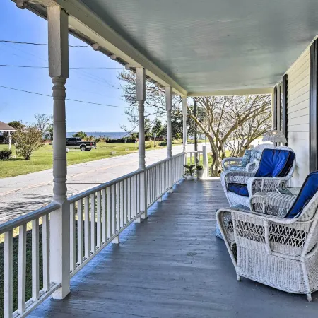 Cozy Currituck Home w/ Fire Pit Near Ferry!