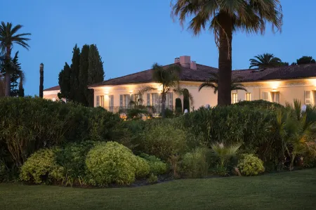 Hotel Royal-Riviera Отели рядом с достопримечательностью «Musee des Coquillages»