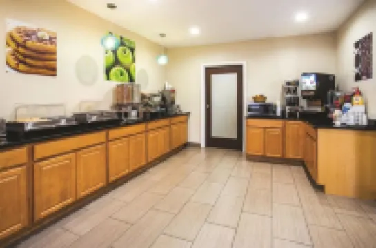 La Quinta Inn & Suites by Wyndham Evansville