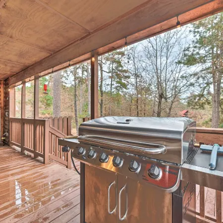 Hot Tub: 'Little Bear's Pond' Broken Bow Cabin