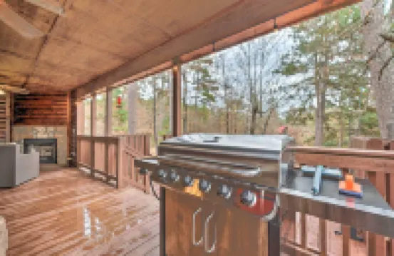 Hot Tub: 'Little Bear's Pond' Broken Bow Cabin