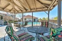 Arkansas Retreat Near Lake Hamilton w/ Pool Access - spa