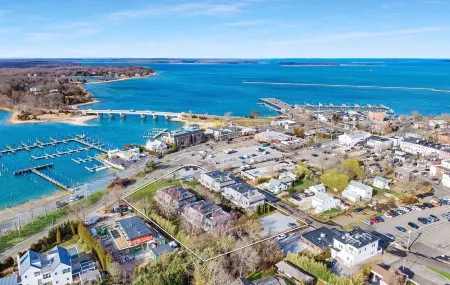 Sag Harbor 2BR Townhome w/Patio, Smart Home & Boat Slip Отели рядом с достопримечательностью «Sag Harbor Historical Museum: The Annie Cooper Boyd House»