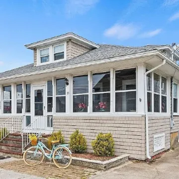 Idlehurst Getaway: 7-BR, 2-min from Onset Beach w/ Wifi, AC units - sleeps 14!