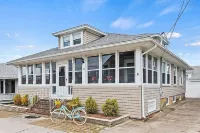 Idlehurst Getaway: 7-BR, 2-min from Onset Beach w/ Wifi, AC units - sleeps 14!