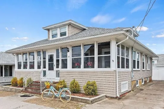 Idlehurst Getaway: 7-BR, 2-min from Onset Beach w/ Wifi, AC units - sleeps 14!