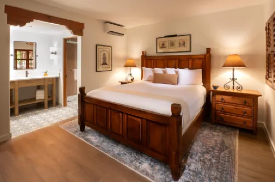 Piñon Court by la Fonda