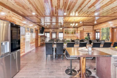 Boon by Avantstay 40-Guest Luxe Smokies Retreat