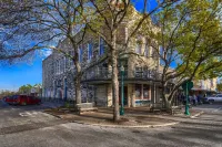 Sapphire Gem - In Downtown Georgetown