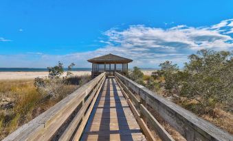 Beachside Boardwalk & Views Pool + Hot Tub 202 on the Sound