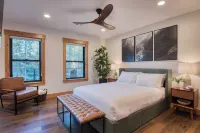 Spring River Retreat by AvantStay Lakefront Luxury w Hot Tub Game Room Near Bend