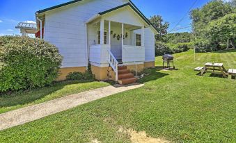 Quaint and Scenic Country Cottage, 3 Mi to New River