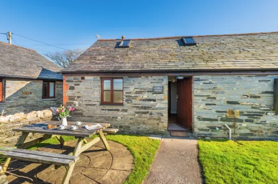 2 Bed Cottage, Log Burner. Pet Friendly - 5 Mins to Nearest Beach.