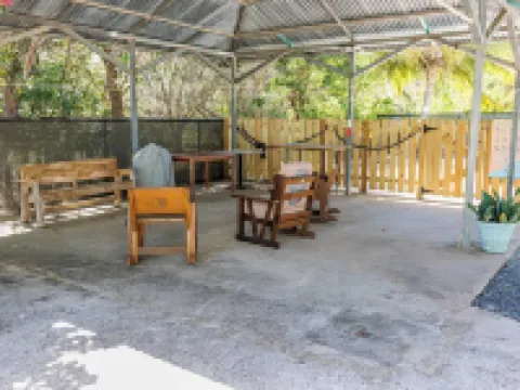 Spacious Family Retreat: Terrace, Inground Pool, Solar Power, Wi-fi, Pool Table Hotels in Pole Ojea