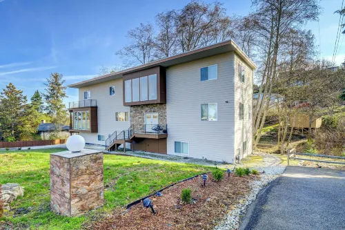 Luxe Federal Way Rental - Walk to the Water! - Parkplatz