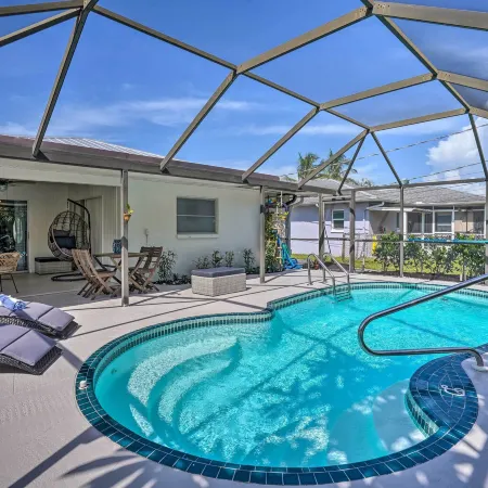 Naples Oasis w/ Screened Pool, Bike to Beach!