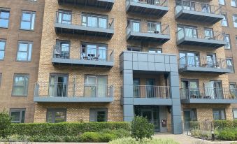 Sunny Gardens 3-Bed Apartment in London