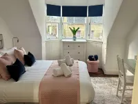 Spacious 4 bedroom townhouse with traditional features and private courtyard クーパーのホテル