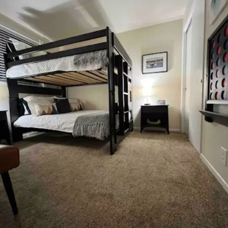 Luxe Cozy Lake Arrowhead Cabin New Hot Tub Kid & Dog Friendly
