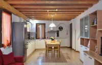 Single house with parking space and garden Hotels in Villorba