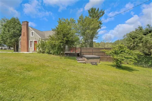 Cozy Cottage House - Pool & Hot Tub