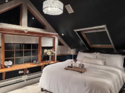 Indiana Dunes Getaway on 2 acres! Truly unique 4 Bedroom, 4 Bath home! Hotels in Porter