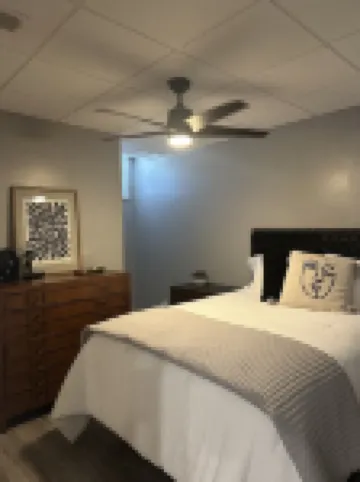 Charming 1-bedroom apartment downtown Frankfort 3 blocks from the beach!