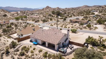 Home in a boulder-filled neighborhood. 15 minutes to Joshua Tree National Park!