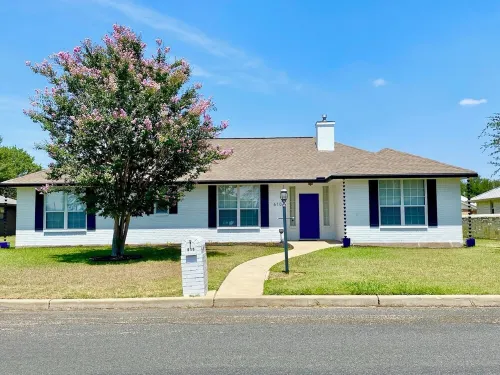 THE HELIX HAUS - Luxury Vacation Home! HOT TUB, FIRE PIT, GAME Rm, VANITY Rm