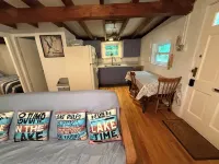 Charming private cottage in Sanbornton with beach access to Lake Winnisquam. Hotels in Sanbornton