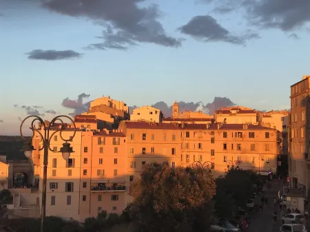 Large charming duplex, air-conditioned and WiFi in the heart of the citadel of Bonifacio Отели рядом с достопримечательностью «Office Municipal de Tourisme de Bonifacio»