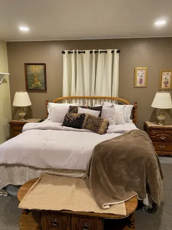 Pet friendly 4-bedroom cottage in fabulous Penn Yan with WiFi, AC and more