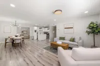 Stylish 3BR 2 Living Areas 10 Min to Airport
