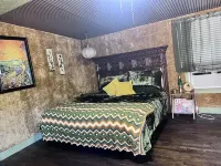 RT62 Motor Resort 70's Cabin w/Jacuzzi