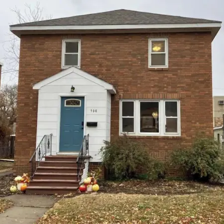 Charming & convenient house in downtown Marshall