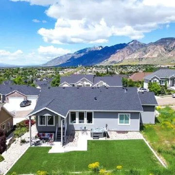 Entire Home Sleeps 16, Near Ski Resorts, Private Hot Tub, and Fireplace over Tub