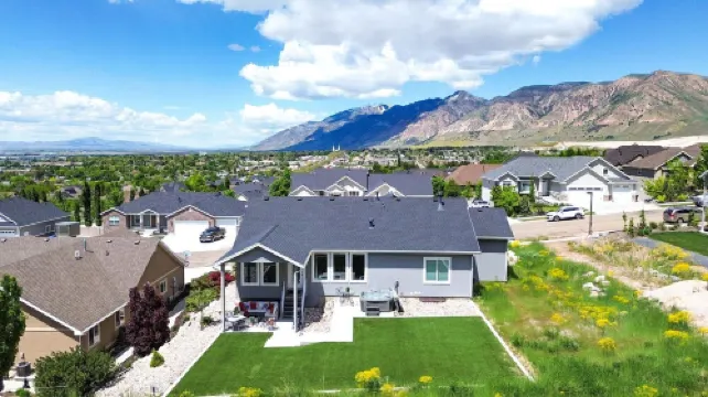 Entire Home Sleeps 16, Near Ski Resorts, Private Hot Tub, and Fireplace over Tub