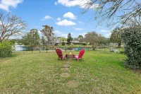 Waterfront Lot with Fishing and Tennis Courts - Charming Unique Cottage