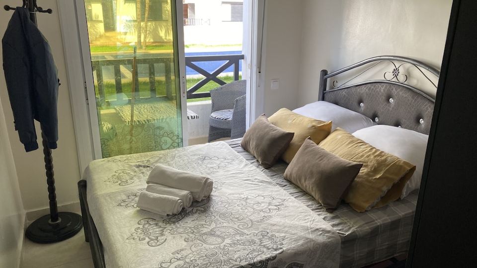 5 minutes to the Beach complex with swimming pool