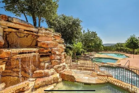 Beautifully REMODELED villa in the hollows/lake Travis/ quartz countertops, etc