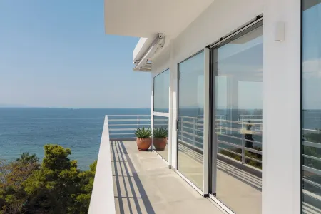 Unrivaled Beachfront Elegance: Penthouse Paradise with Panoramic Views