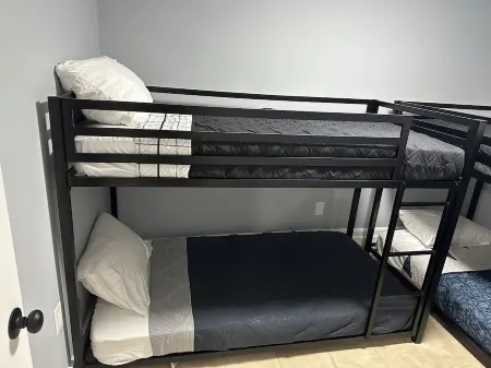 Cozy 2-bedroom apartment in welcoming West New York with WiFi, AC Отели рядом с достопримечательностью «Запад Нью Йорк Паркс Департмент»