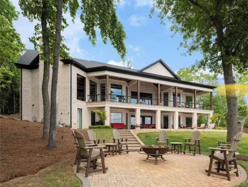 Exquisite New build on LN with over 295 ft of water frontage on a private street Các khách sạn ở Westport