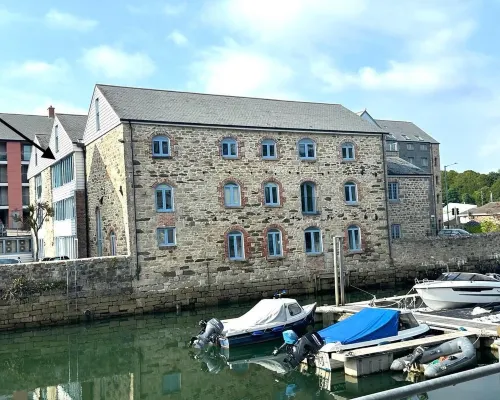 Stunning duplex apartment in listed building Hotels in Penryn