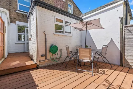 2 Bedroom House | Close to Bromley South Station | Free Parking