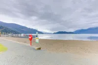 House on the river minutes from Harrison Lake Hotels in Fraser Valley