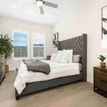 New Modern La Quinta Gated Estate Rooms